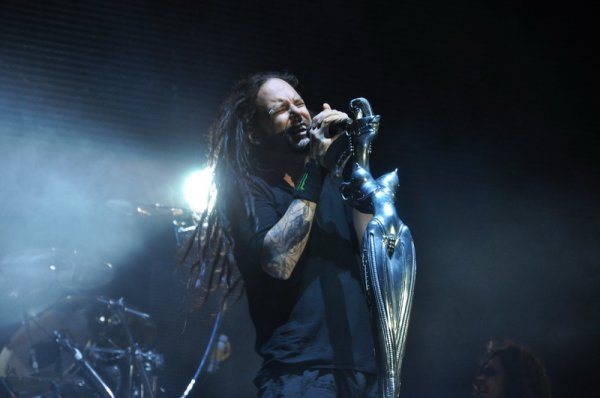 Дейвис и култовият му микрофон "Голата кучка". Снимка: Dnes.bg