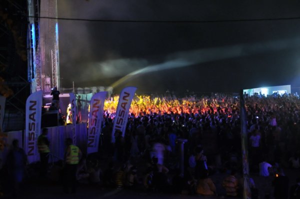 Стотици литри вода не успяха да охладят страстите на главната сцена. Снимка: Dnes.bg