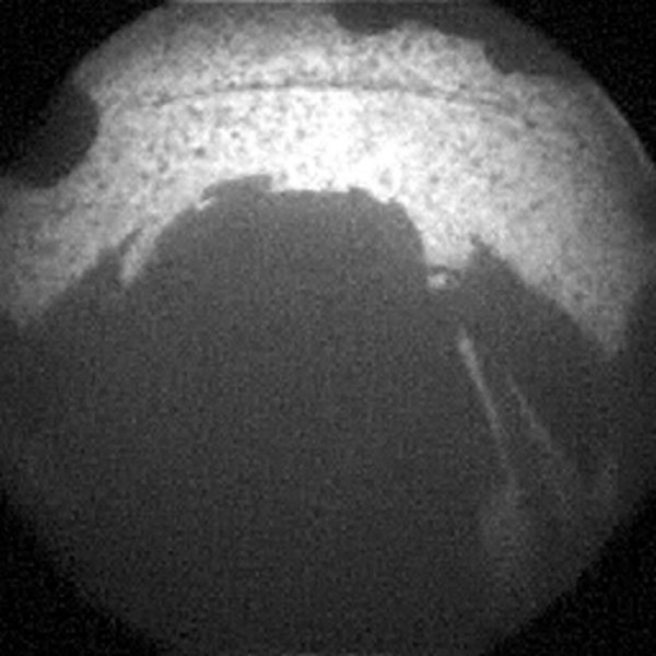 Един от първите изпратени кадри от Curiosity. Снимка: Reuters