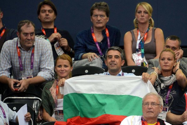 Президентът Плевнелиев с българското знаме в компанията на Тереза Маринова и Стефка Костадинова. Снимка: Impact Press Group