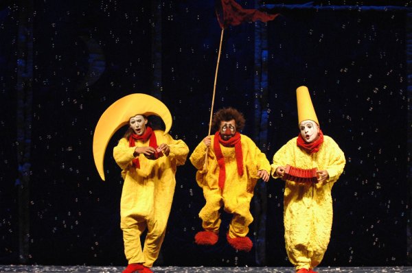 Клоуни изнасят представление в Сингапур. Снимка: БТА