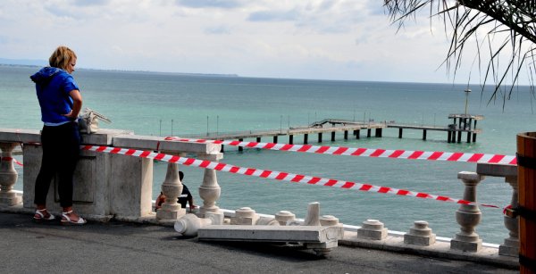 Част от парапета на терасата до Морското казино в Бургас е срутена, алармираха граждани. Снимка: БТА