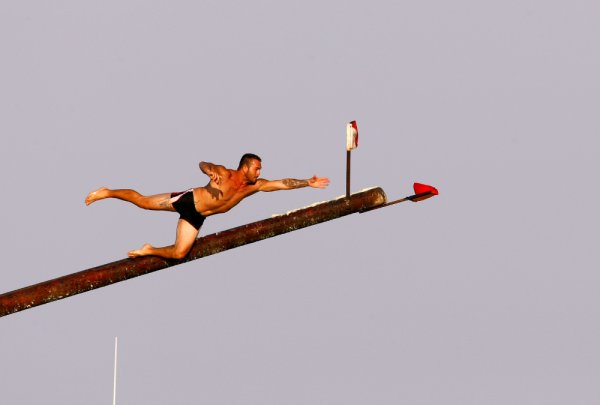 Мъж се опитва да достигне знаме по време на празника Свети Юлиан в столицата на Малта Валета. Снимка: Reuters