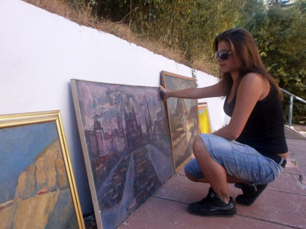 Събитие под надслов "Познай автора на картината" проведе художествената галерия в Перник. Участниците, които първи познаха авторите на картините, получиха награди. Снимка: БТА