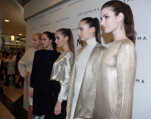 Модели представят нови модни произведения в търговския център Lee Gardens в Хонг Конг. Снимка: БТА