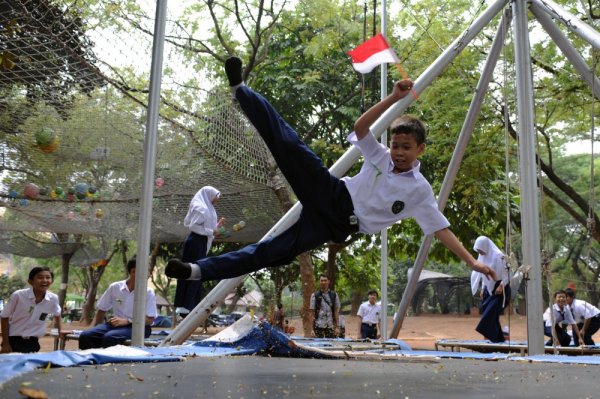 Момче си играе по време на празненствата за Националния ден на детето в Джакарта, Индонезия. Снимка: БТА