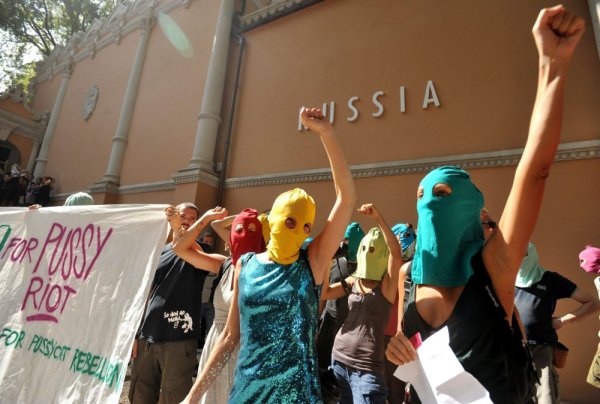 Активистки демонстрират пред руския павилион на венецианското архитектурно биенале срещу присъдите на момичетата от Pussy Riot. Снимка: БТА