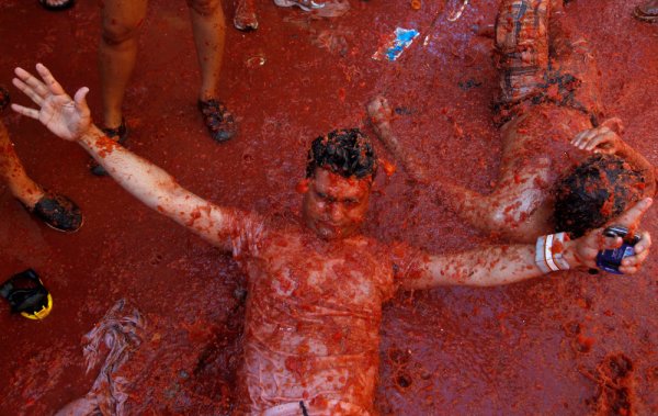 Започна прочутата Томатина – уличен бой с домати, в испанския град Буньол. Снимка: Reuters