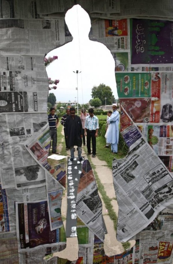 Студент със завързани очи върви към изрязан силует по време на отбелязването на Националния ден на безследно изчезналите в Индия. Снимка: БТА