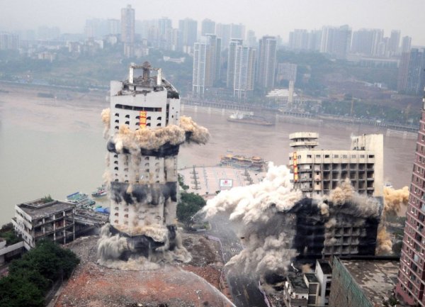 Хотел и терминал на летище в град Чонгинг в Китай бяха разрушени при контролирана експлозия. Снимка: БТА