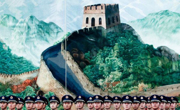 Войници от китайската армия посрещат германския канцлер Ангела Меркел при посещението й в страната. Снимка: БТА