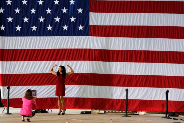 Жена позира пред американското знаме след речта на президента Барак Обама във Вирджиния. Снимка: Reuters