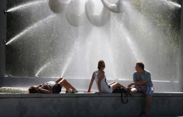 Пловдивчани се радват на прекрасно време и слънце в последния августовски ден. Снимка: БТА