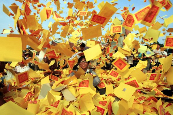 Китайски индонезийци честват празник на своите деди в Суматра. Снимка: БТА