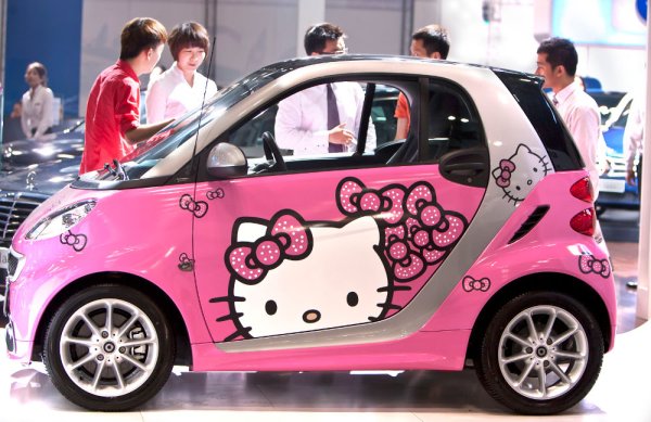 Mercedes-Benz представи нов модел Smart, боядисан доста ексцентрично. Снимка: БТА