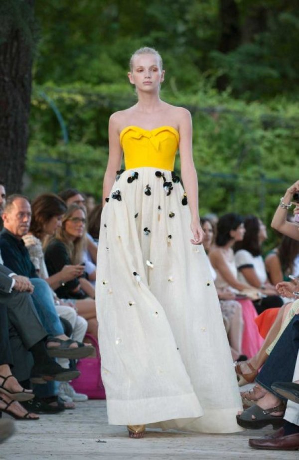 Красива манекенка представя рокля на ревю в Мадрид. Снимка: БТА