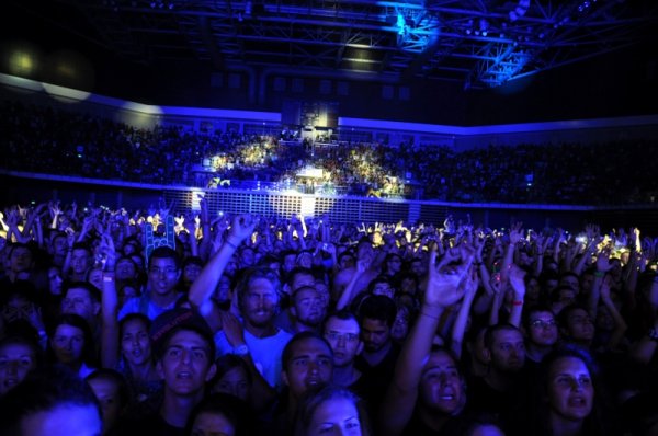 Феновете пееха с пълно гърло хитовите парчета. Снимка: Dnes.bg