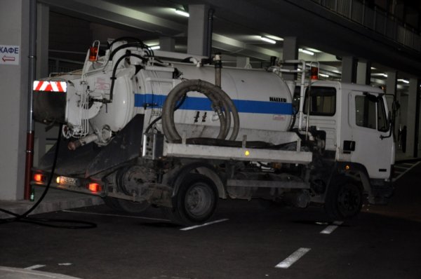 Докато купонът в залата бе пълен, навън кипеше усилен труд да бъде овладяна фекалната атака на подземните нива. Снимка: Dnes.bg