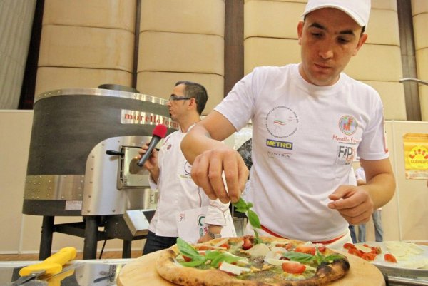 Във Варна се провежда Международен шампионат по пица с организатор Българската асоциация на пицарите. В надпревара участват 13 българи пицари. Те ще бъдат оценявани в категориите пица "Класика-кръгла" и пица "Акробатика". За представянето им ще следи международно жури. Снимка: Булфото