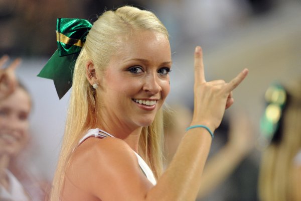 Мажоретка на Флорида Булс поздравява публиката на своя отбор по време на мач по американски футбол в Тампа, Флорида. Снимка: БТА