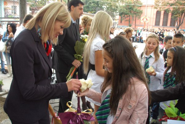 Министърът на околната среда и водите Нона Караджова откри новата учебна година в СОУ "Патриарх Евтимий" в Пловдив. Тя пожела здраве и късмет на учениците. Снимка: БТА