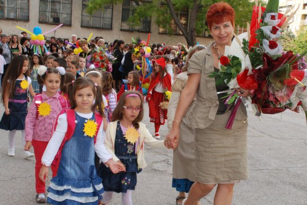С трепет и вълнение първокласниците от ОУ "Св. Иван Рилски" в Хасково прекрачиха прага на училището. Снимка: БТА