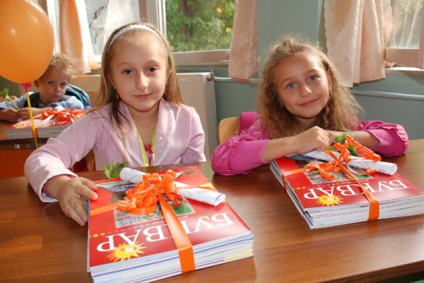 Най-нетърпеливите от тях позират с букварчетата. Снимка: БТА