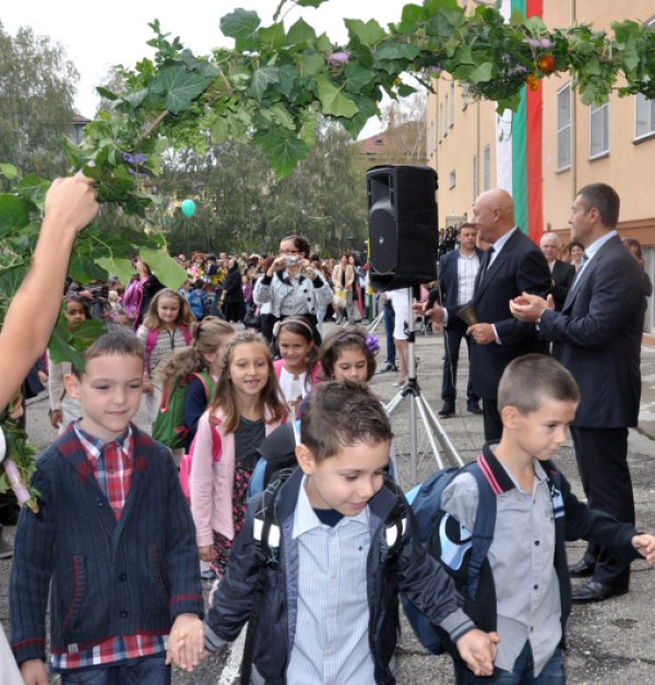 Министърът на физическото възпитание и спорта Свилен Нейков откри новата учебна година в Трето основно училище „Димитър Талев” в Благоевград. Той поздрави учениците, учителите, родителите, пожела им на „Добър час!” и плисна менчето с вода за здраве и успех на първокласниците. Снимка: БТА