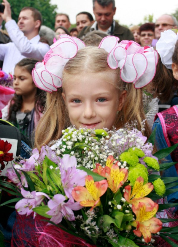 Вицепремиерът Симеон Дянков бе официален гост на тържественото откриване на новата учебна година в СОУЕЕ „Св. Константин Кирил-Философ“ в Русе. Снимка: БТА