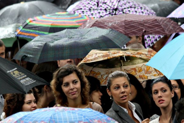 Под силен проливен дъжд в двора на Медицинския университет във Варна беше открита новата академична учебна година. По стара традиция първокурсници от четирите факултета положиха символично клетва на студента. Снимка: Impact Press Group