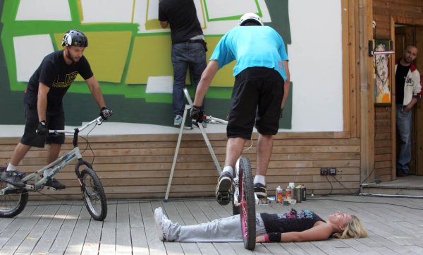 Майсторите на велосипеда се разходиха край тялото на младо момиче. Снимка: ON Fest, Антон Чалъков