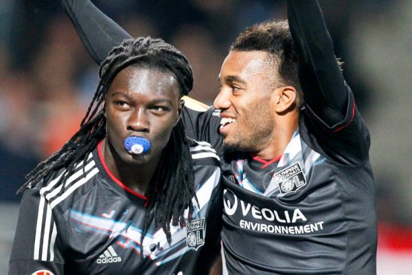 Нападателят на Олимпик Лион Бафетимби Гомис празнува с биберон в устата гол във вратата на Спарта Прага по време на мача от Лига Европа между двата отбора. Снимка: Reuters