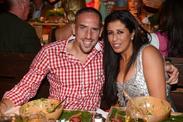 Звездата на Байерн Мюнхен Франк Рибери и неговата съпруга Вахиба се забавляват на прочутия Октоберфест в Мюнхен. Снимка: БТА