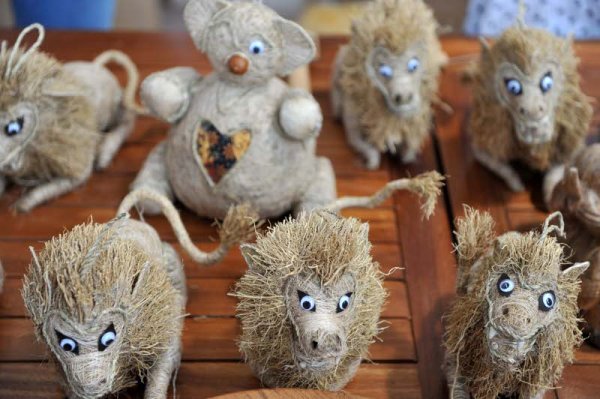 Индонезийски майстори на играчки представят своите произведения по време на изложение в град в автономния китайски регион Гуанси-джуан. Снимка: БТА