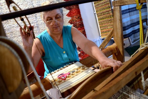 Тъкачката Снежана от троянското село Черни Осъм вече 50 години прекарва всеки ден на стана. Занаята се предава по наследство в семейството й, което с години изработва традицонните черги за троянският край в червен, жълт, зелен, син и черен цвят. Снимка: Impact Press Group