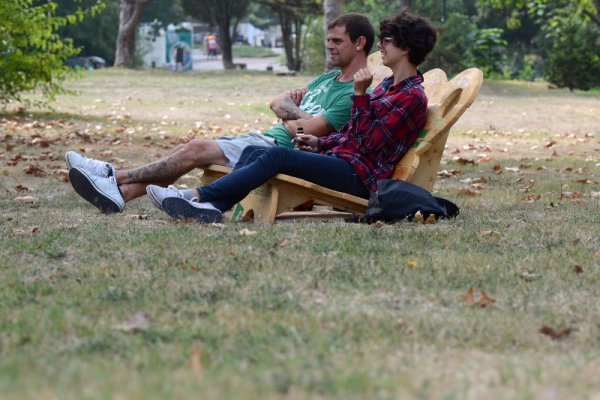 Младежи отмарят в т.нар. градински тронове във Варна. Дървените столове бяха монтирани в Морската градина като изцяло са изработени от естествени материали. Проявата е част от кандидатурата на Варна за европейска столица на културата през 2019 г.  Снимка: Impact Press Group