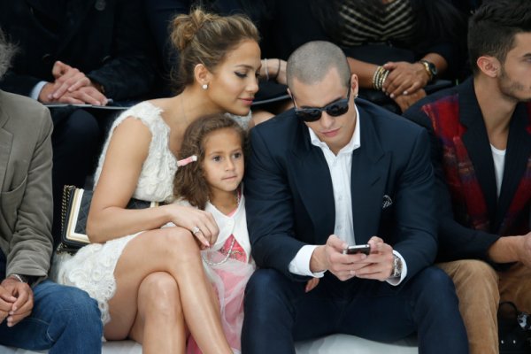 Дженифър Лопес, дъщеря й Ема и Каспер Смарт наблюдаваха от първите места ревюто от колекцията пролет/лято 2013 на дизайнера Карл Лагерфелд. Снимка: Reuters