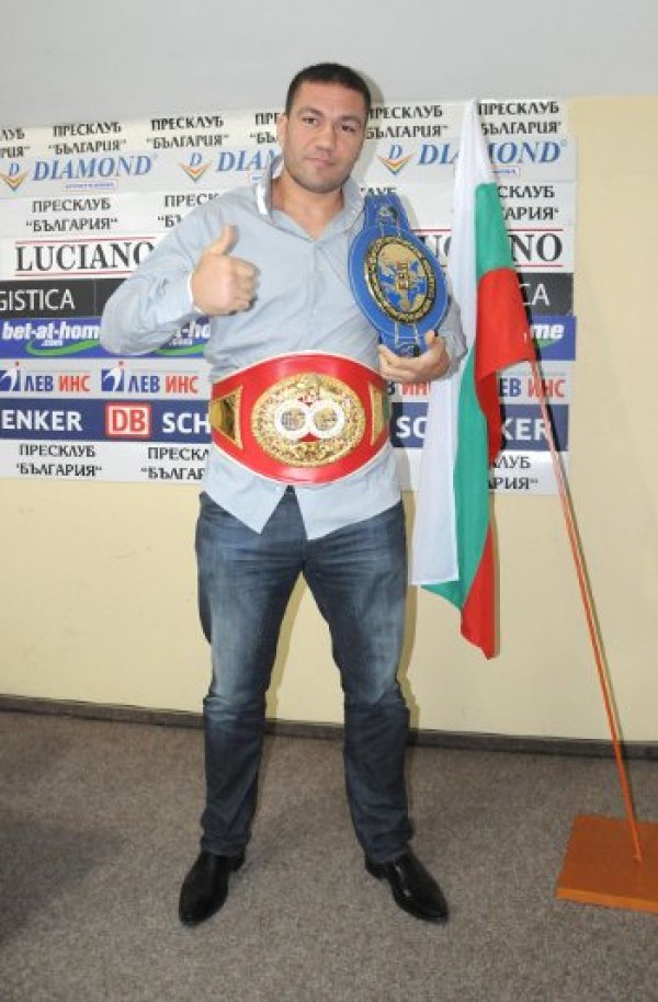 Не искам много, само пояса на Владимир Кличко, заяви на брифинг в София боксьорът Кубрат Пулев, който в събота победи руснака Александър Устинов. "Радостен съм, че успях да върна тези два пояса обратно в България", добави Кобрата и позира с отличията си. Снимка: Булфото