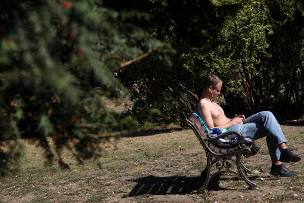 Млад мъж релаксира сред слънчевите лъчи във Варна. Температурата на въздуха през деня рязко се повиши, след като тази сутрин беше около 2-3 градуса. Снимка: Impact Press Group