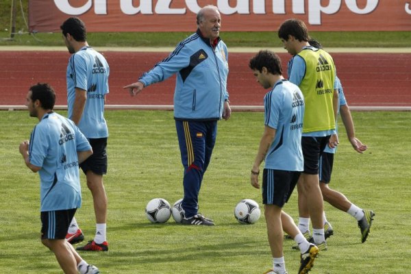 Треньорът на испанския национален отбор по футбол Висенте дел Боске дава наставления на своите футболисти по време на тренировка в Мадрид. Световните и европейски шампиони гостуват на Беларус в среща от квалификациите за Световното първенство по футбол в Бразилия през 2014 година. Снимка: БТА