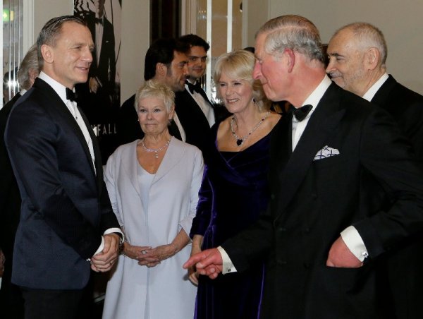 Агент 007 и Джуди Денч заедно с Принц Чарлс и херцогинята на Корнуол Камила Паркър Боулс. Снимка: Reuters