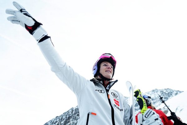 Звездата в женските алпийски ски &ndash; Мария Хьофел-Рийш, поздравява публиката след тренировка преди първия старт за сезона в австрийския зимен център Зьолден. Снимка: БТА