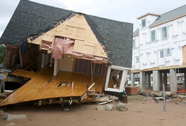 Един от многото пострадали домове в Ийст Хейвън, Кънектикът. Снимка: Reuters