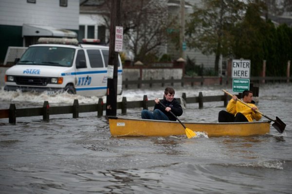 Жители на Куинс, Ню Йорк, използват кану за придвижване. Снимка: Reuters
