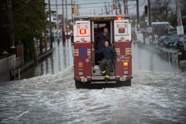 Пожарникари помагат за овладяване на ситуацията в Куинс, Ню Йорк. Снимка: Reuters