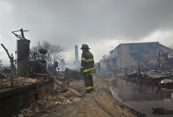 Пожарникари са потушили избухнал пожар и помагат за преодоляване на последствията от урагана в Куинс, Ню Йорк. Снимк: Reuters