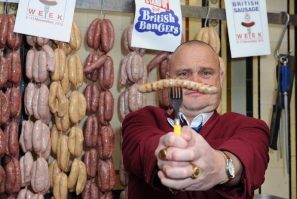 Британският комик Ал Мъри се снима във фотосесия за старта на Британската седмица на наденичката в най-старата месарница в Лондон. Снимка: Getty Images/Guliver Photos