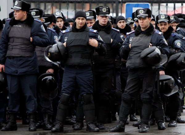 Украински полицаи охраняват Централната избирателна комисия в Киев по време на протест срещу управляващата партия на президента Виктор Янукович, която според опозицията е фалшифицирала резултатите от парламентарните избори, проведени на 28 октомври т.г. Снимка: Reuters