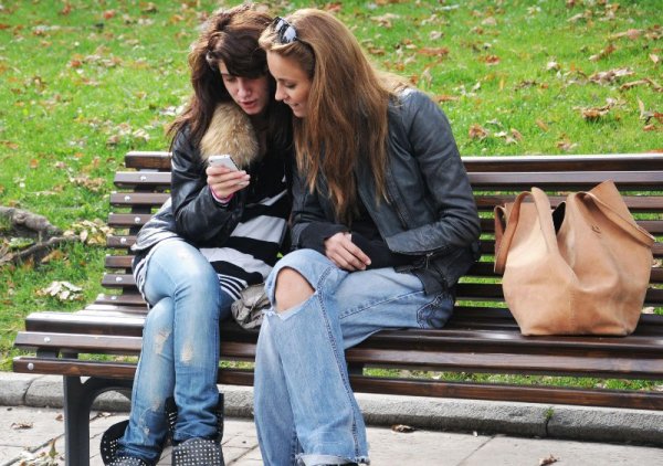 Актрисата от „Стъклен дом” Радина Кърджилова се възползва от последните топли дни за годината и направи разходка в Градската градина пред Народния театър. Радина прекара известно време на пейка сред природата, докато разглежда със своя приятелка снимки от мобилен телефон. Снимка: Булфото