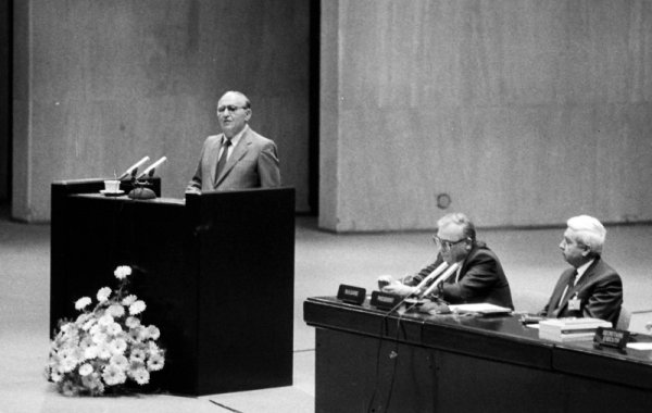16 октомври 1989 г. Тодор Живков открива Международния екофорум в рамките на Съвещанието за сигурност и сътрудничество в Европа. България е критикувана от западногерманския министър на екологията Клаус Топфер за нарушаването на международните споразумения за човешките права и специално за репресиите върху турското малцинство и за преследването на независимите правозащитни и екологични организации. Подобна критика отправя и британският делегат сър Антъни Уилямс. Снимка: Булфото